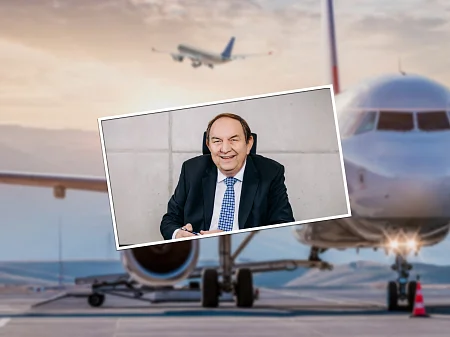 Avión en la pista al atardecer, con una foto de retrato de un hombre de negocios sonriente con traje superpuesta.