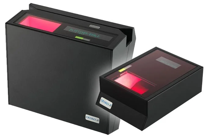 Dos lectores de documentos DESKO para la verificaci&oacute;n automatizada de pasaportes y documentos de identidad, dispositivos compactos para la autenticaci&oacute;n de documentos de identidad.