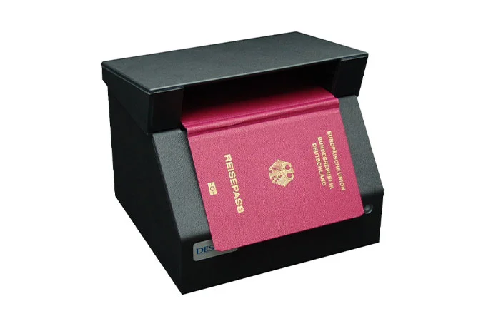 Lector de documentos DESKO con pasaporte alem&aacute;n insertado, dispositivo para la verificaci&oacute;n automatizada de pasaportes y documentos de identidad.