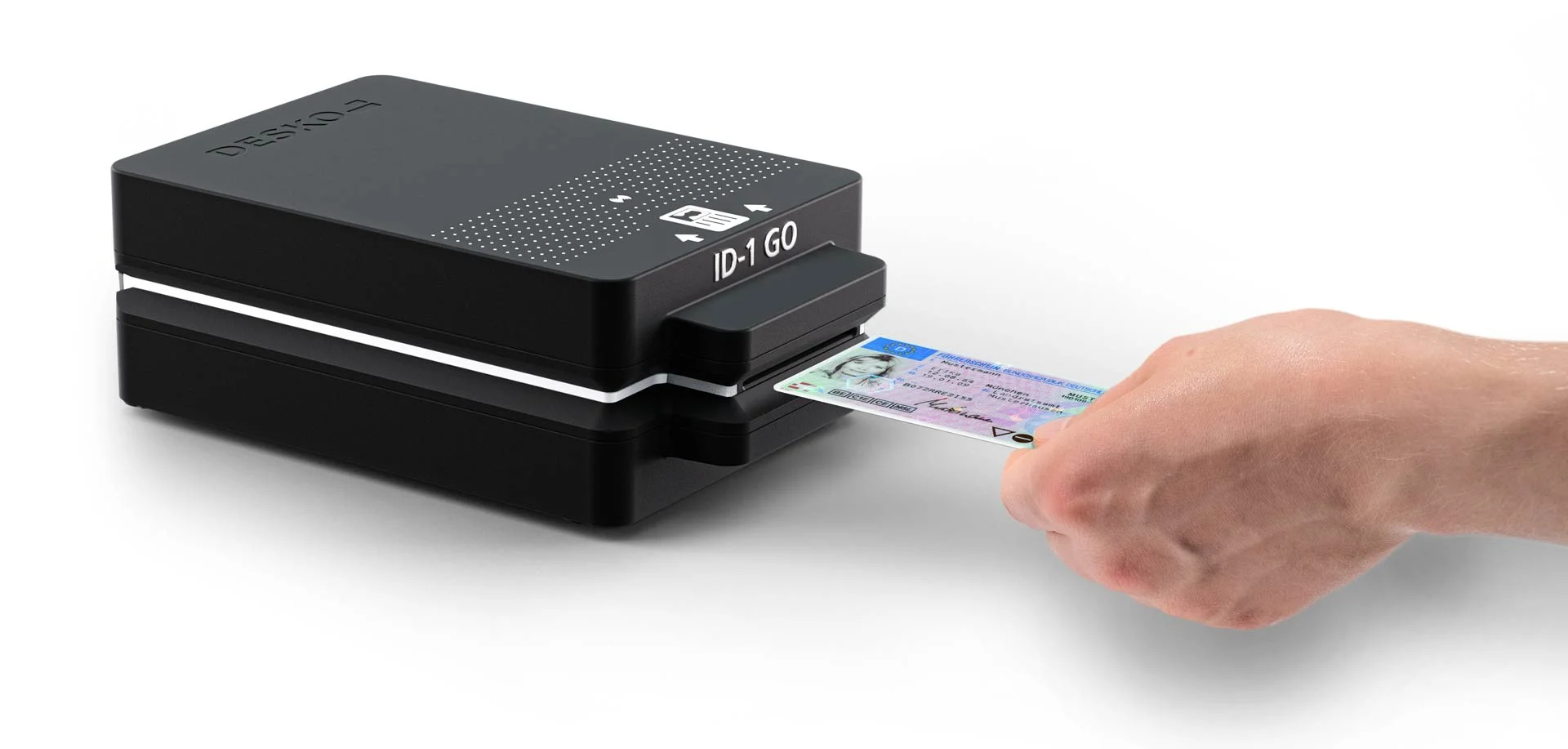 La mano introduce un permiso de conducir en un lector compacto DESKO ID-1 GO.