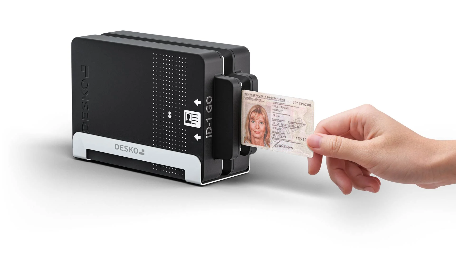 La mano introduce una tarjeta de identificaci&oacute;n en un lector compacto DESKO ID-1 GO.