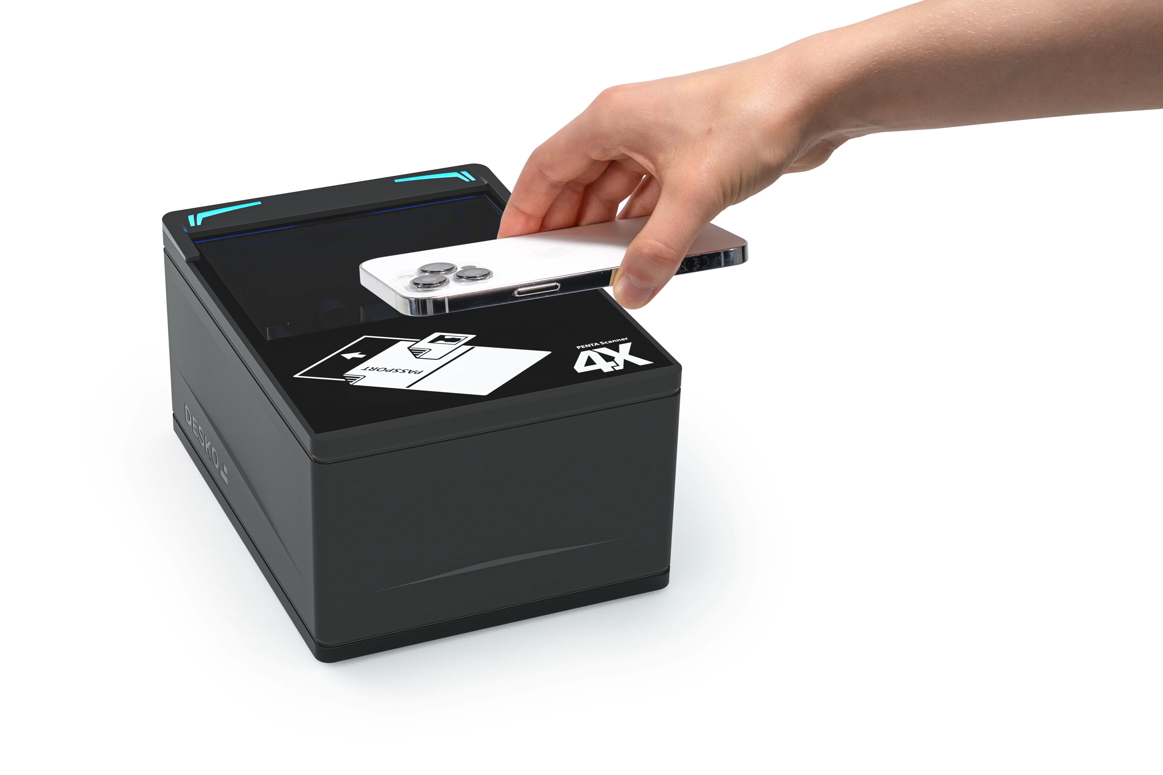 Una mano sostiene un smartphone sobre un esc&aacute;ner DESKO PENTA Scanner 4X negro, listo para la verificaci&oacute;n NFC sin contacto de datos de identificaci&oacute;n digital.