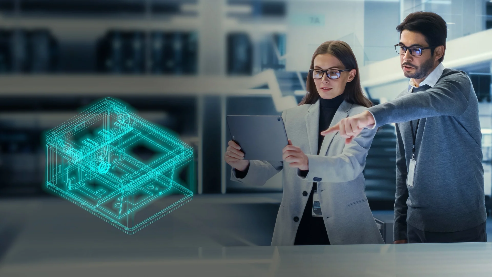 Dos especialistas con gafas analizan un modelo digital en 3D de un dispositivo t&eacute;cnico en una tableta en un entorno de trabajo moderno.