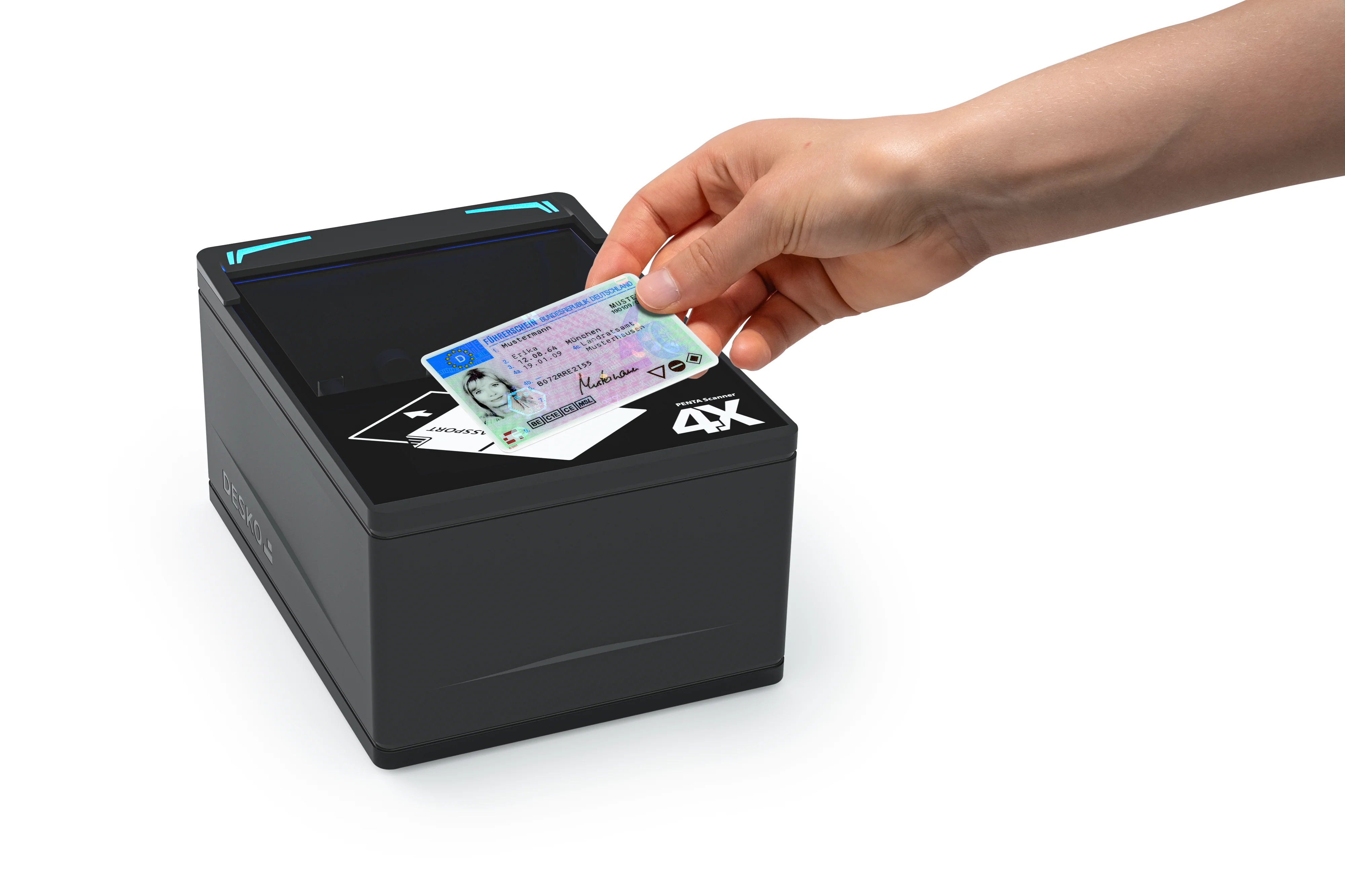 La mano coloca un permiso de conducir alem&aacute;n en el esc&aacute;ner DESKO PENTA 4X negro con bandas luminosas LED azules visibles.