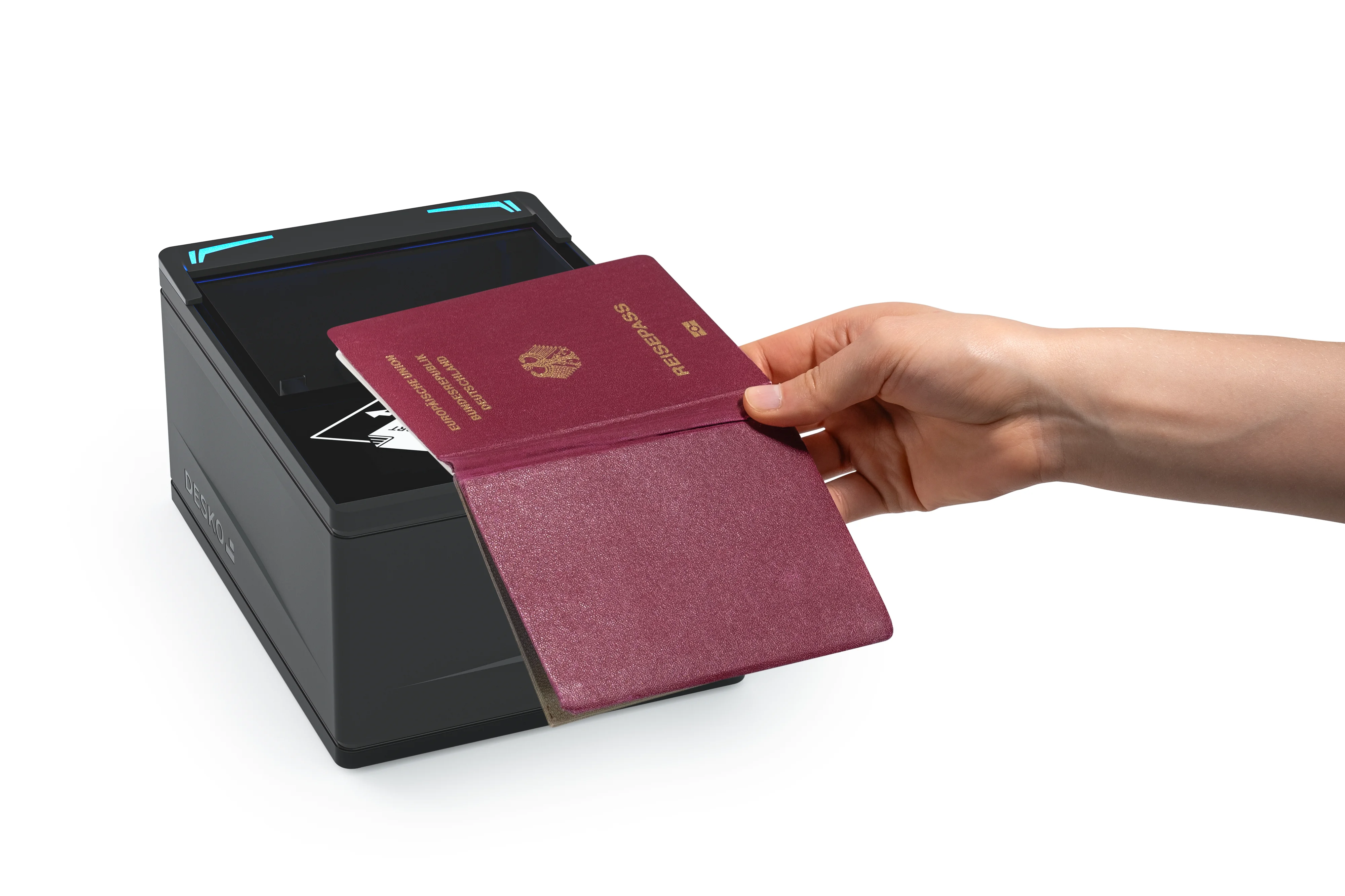 La mano coloca el pasaporte burdeos abierto en un esc&aacute;ner DESKO PENTA negro con tiras LED azules que brillan.