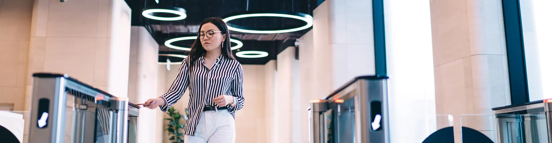 一名妇女在大楼的电子门前扫描进入密码