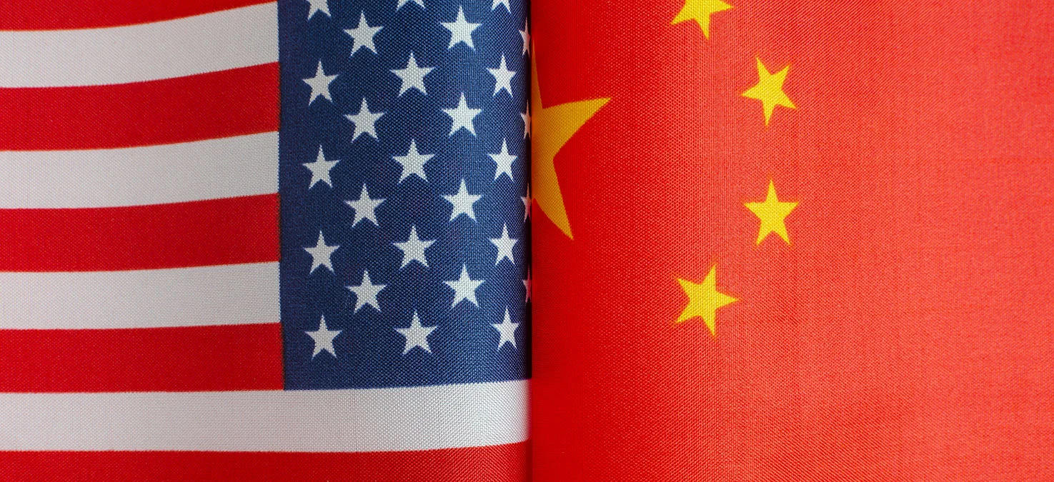 并排排列的美国和中国的国旗