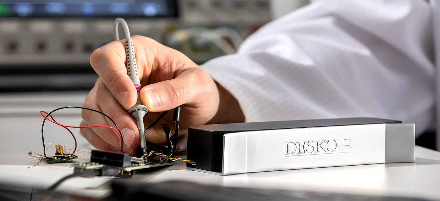 DESKO IDenty chrom&reg; 生产过程中从事焊接工作的男性的手