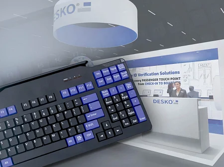 新型 DESKO 键盘从左下方滑动到 PTE 展台图前