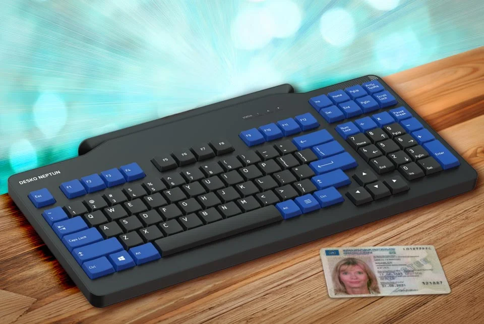 Teclado DESKO sobre una superficie de madera con una placa al lado