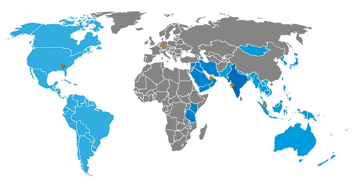 Mapa del mundo con pa&iacute;ses resaltados en azul y lugares marcados que representan la presencia internacional y la creaci&oacute;n de redes mundiales.