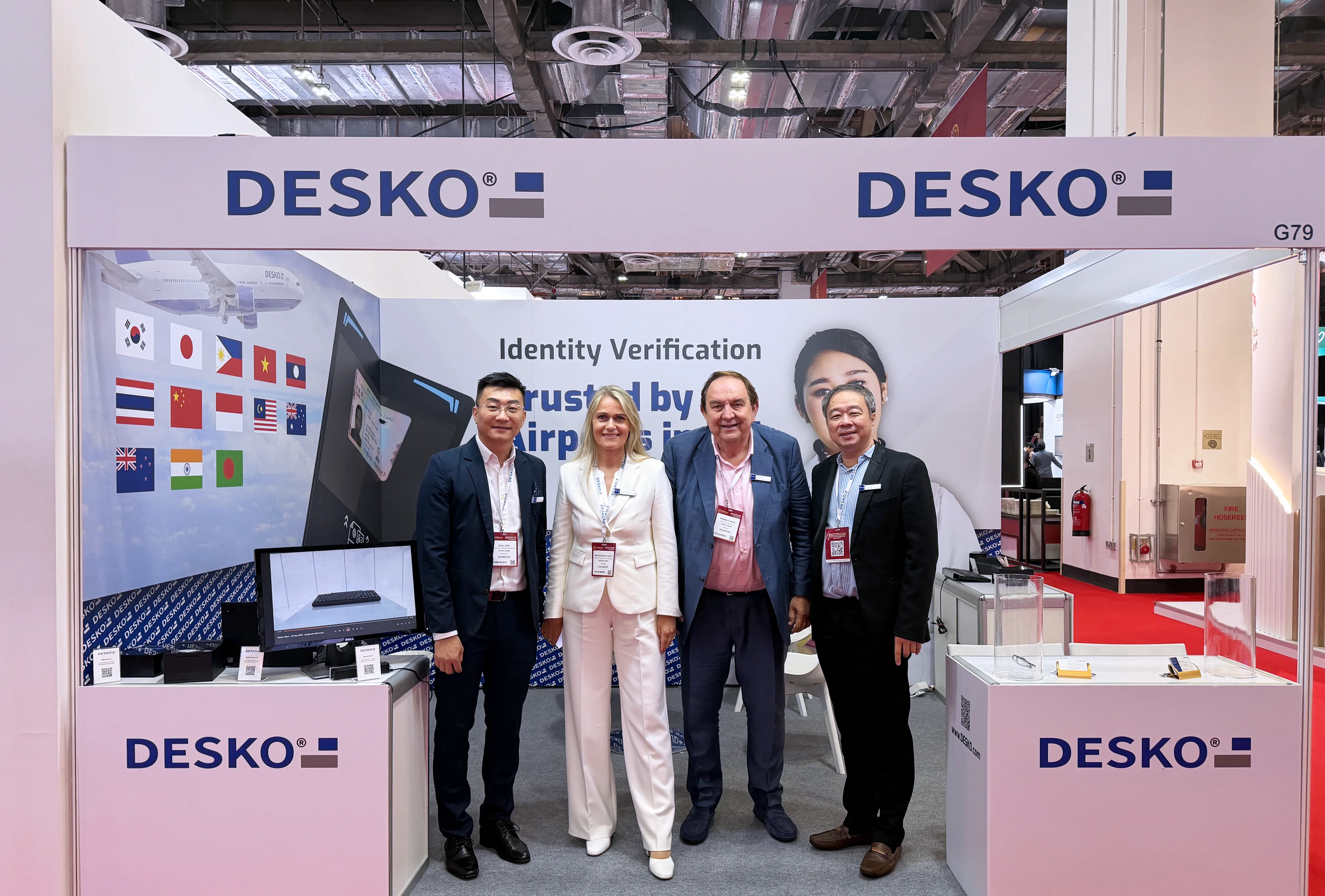 DESKO展会团队在PTE Asia 2026展会上并肩站在展位上。