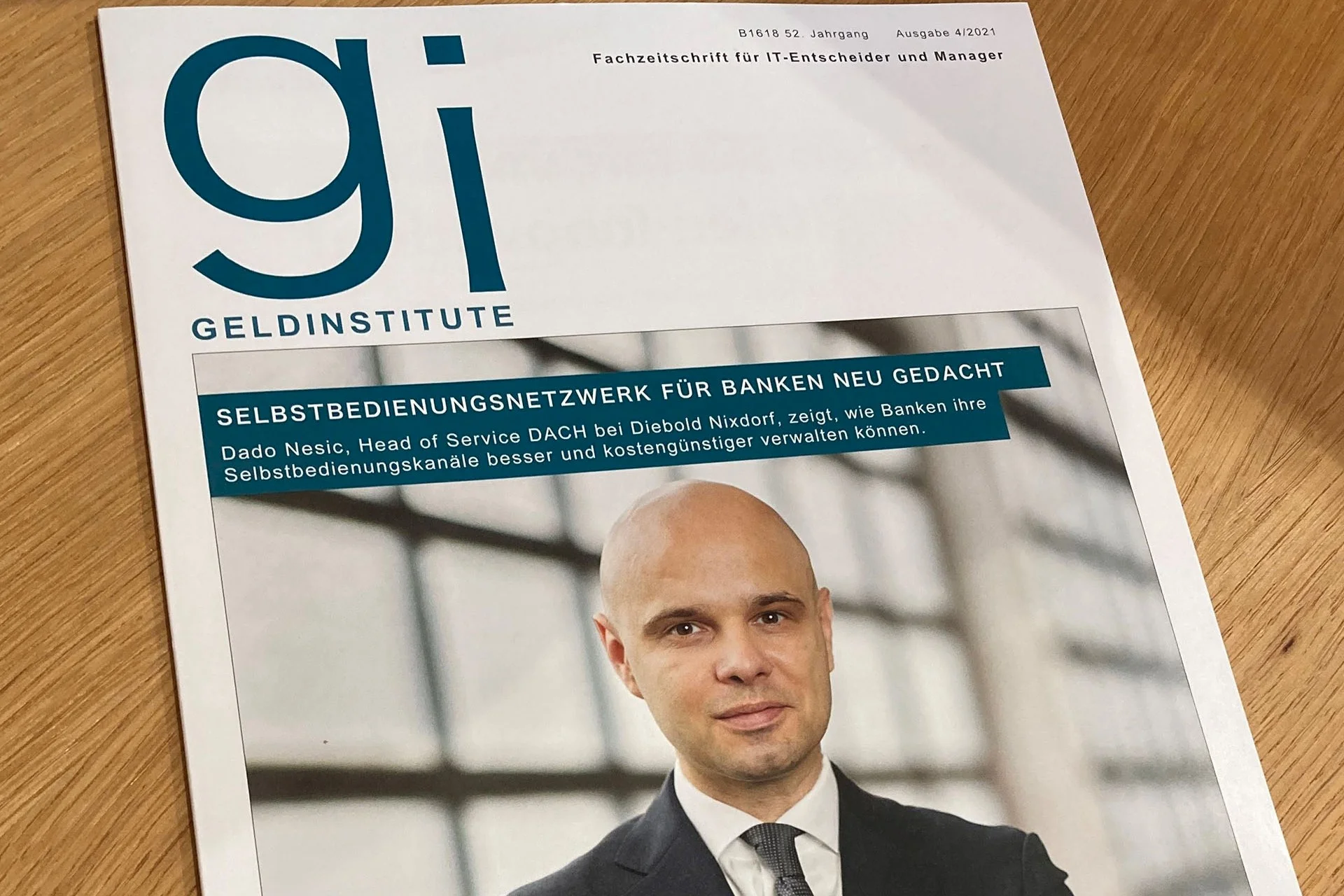 Portada de la revista especializada gi Geldinstitute con el retrato de un hombre y un art&iacute;culo sobre las redes de autoservicio.