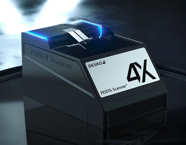Esc&aacute;ner DESKO PENTA 4X con luz LED azul, moderno dispositivo de escaneado de documentos en un entorno de estudio oscuro.