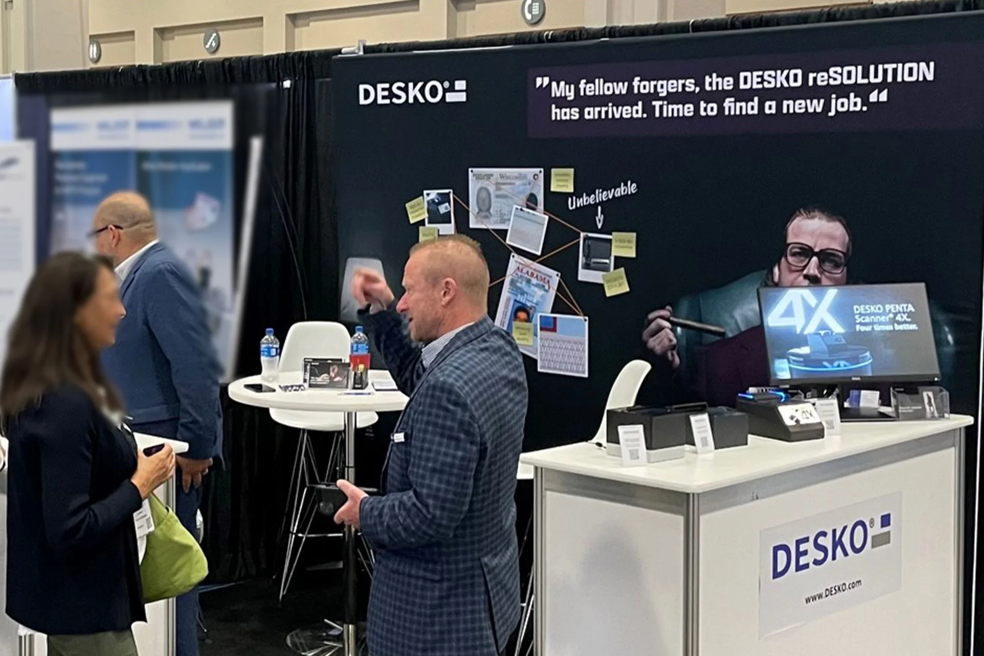 Stand de DESKO en una feria comercial con la marca reSOLUTION, demostraci&oacute;n del esc&aacute;ner 4X y conversaciones con los visitantes.