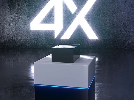 Escáner DESKO 4X sobre un pedestal iluminado sobre un fondo oscuro con grandes letras 