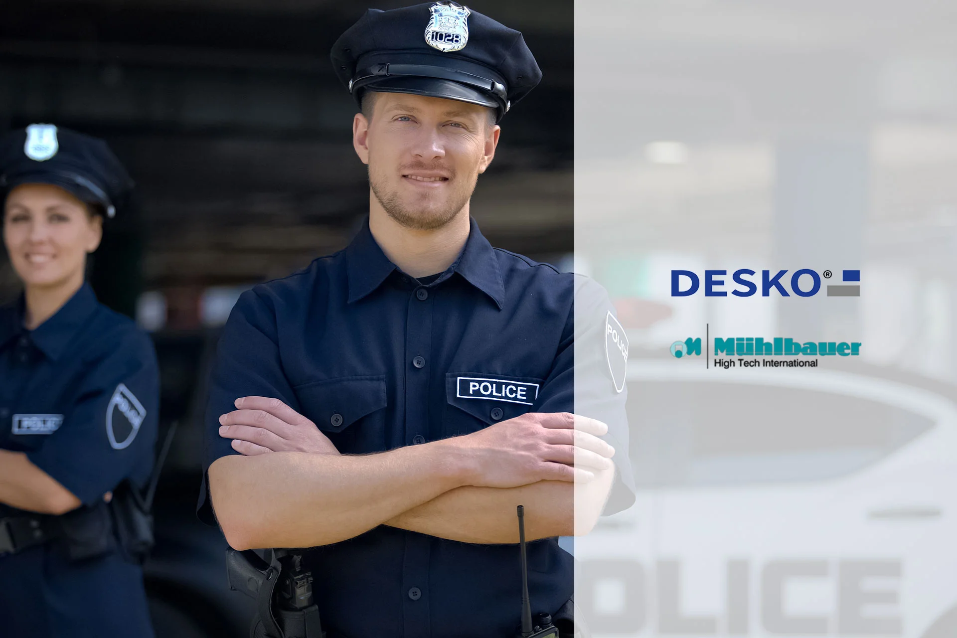 Dos polic&iacute;as uniformados con los brazos cruzados, un agente en primer plano, logotipos de DESKO y M&uuml;hlbauer junto a ellos.