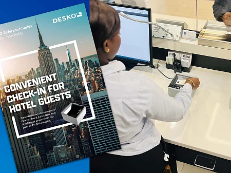 Registro en el hotel con escáner de documentos DESKO en la recepción, combinado con un folleto sobre el registro digital de huéspedes.