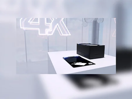Escáner de documentos DESKO 4X sobre pedestal blanco: Escáner compacto con superficie de escaneado iluminada en un moderno entorno ferial.
